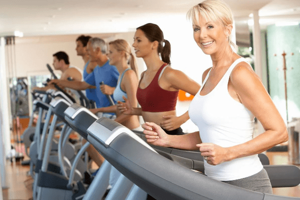 トレッドミルでの有酸素トレーニングは、腹部と脇腹の体重を減らすのに役立ちます
