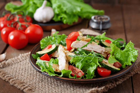 鶏肉と野菜のサラダは、トレーニング後の軽いディナーに最適です。