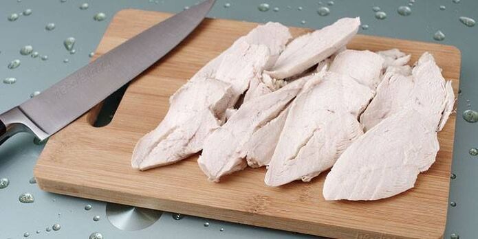 ゆでた鶏肉の切り身がスイカの食事に含まれている可能性があります